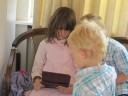 Johanne viser Gustav og William et Nintendo spil